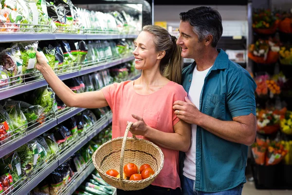 Casal feliz segurando salada — Fotografia de Stock