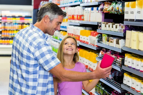 Padre e figlia al supermercato — Foto Stock