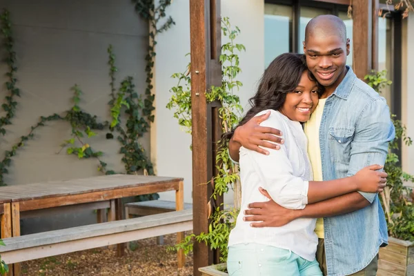 Pareja feliz después de comprar casa nueva — Foto de Stock