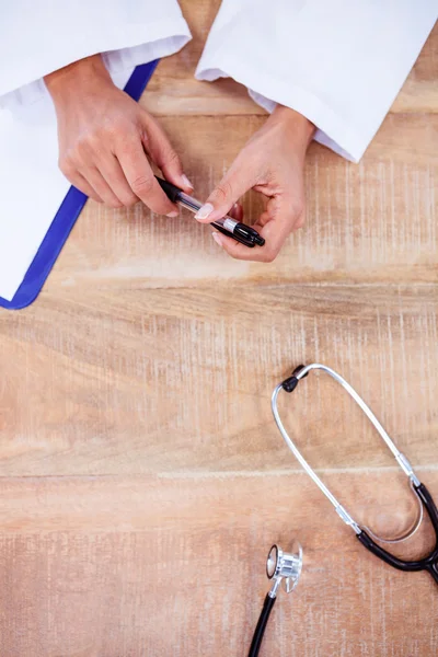 Vista do médico segurando caneta — Fotografia de Stock