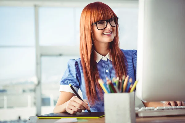 Mulher hipster atraente usando tablet gráficos — Fotografia de Stock