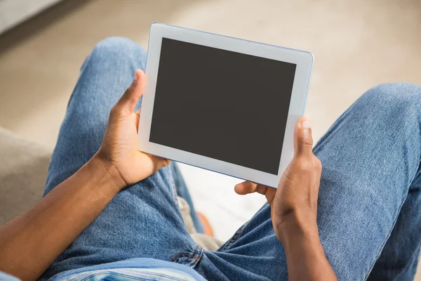 Vista de cerca del hombre casual usando tableta — Foto de Stock