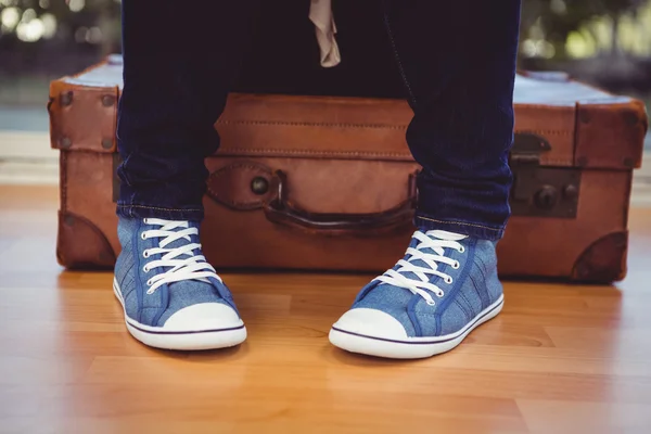 Imagen recortada de mujer con zapatillas y maleta —  Fotos de Stock