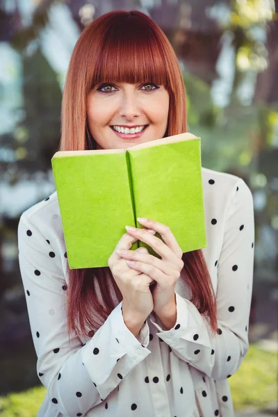 Mulher hipster atraente segurando um livro — Fotografia de Stock