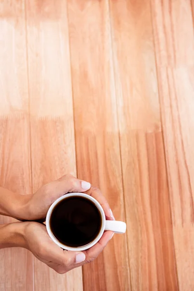 Les femmes mains tenant une tasse de café — Photo