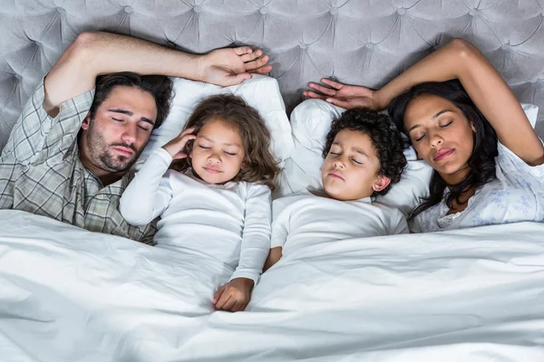 Slapen samen en gelukkige familie — Stockfoto