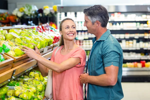 Pasangan bahagia di supermarket — Stok Foto