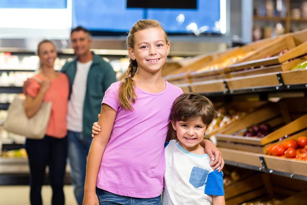 Bazı alışveriş yaparken genç aile — Stok fotoğraf