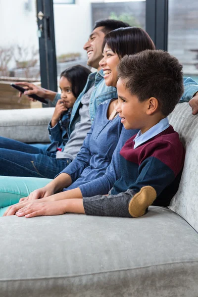 Ευτυχισμένος νεαρή οικογένεια βλέποντας τηλεόραση — Φωτογραφία Αρχείου