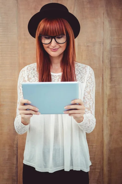 Sorrindo mulher hipster usando seu tablet — Fotografia de Stock