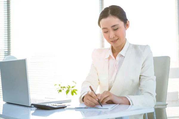 Businesswoman using her pc with documents — Stock Photo, Image