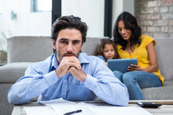 Worried father in living room looking at the camera — Stock Photo, Image