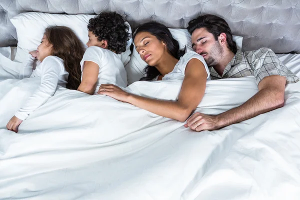 Family sleeping together — Stock Photo, Image