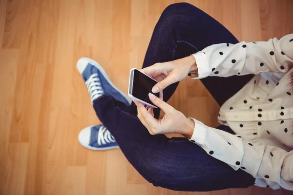 Cropped image of woman using smartphone — Stock Photo, Image