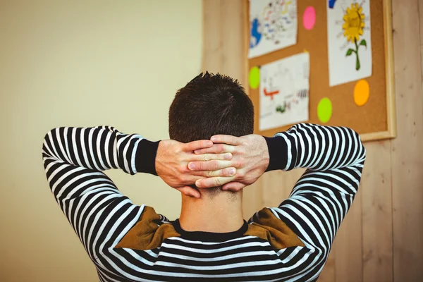 Mann entspannt sich am Schreibtisch — Stockfoto