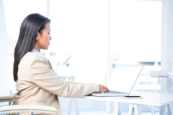 Mujer de negocios seria usando el ordenador portátil — Foto de Stock