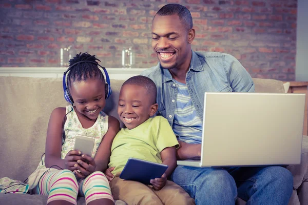 Gelukkige familie samen met behulp van technologie — Stockfoto