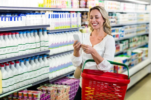 Bella donna utilizzando smartphone — Foto Stock