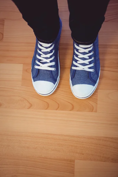 Imagen recortada de la mujer con zapatillas de deporte — Foto de Stock