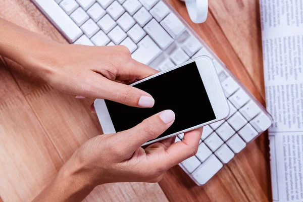 Geschäftsfrau hält ihr Smartphone — Stockfoto