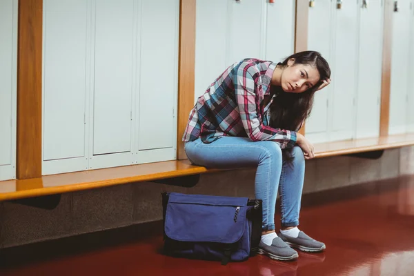 Studente preoccupato seduto con mano sulla testa — Foto Stock