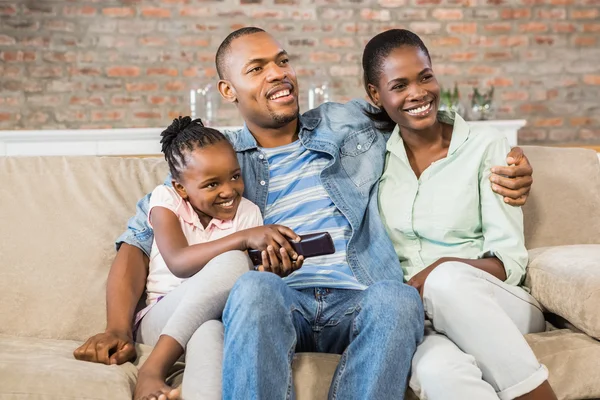 Счастливая семья отдыхает на диване — стоковое фото
