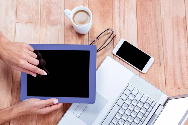 Overhead di mani femminili utilizzando tablet — Foto Stock