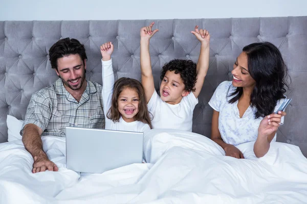 Niños felices regocijándose después de comprar en línea —  Fotos de Stock