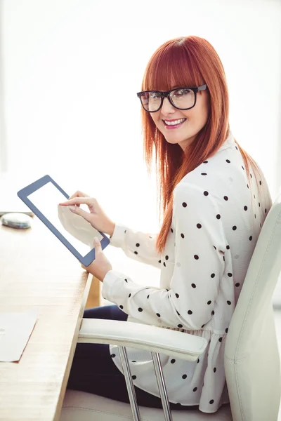 Gülümseyen hipster kadın tablet kullanma — Stok fotoğraf