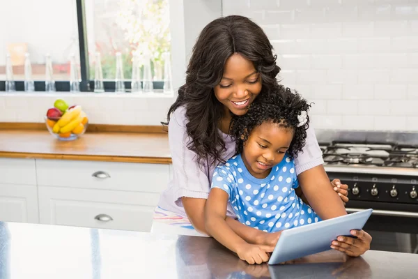 Mãe e filha usando tablet pc — Fotografia de Stock