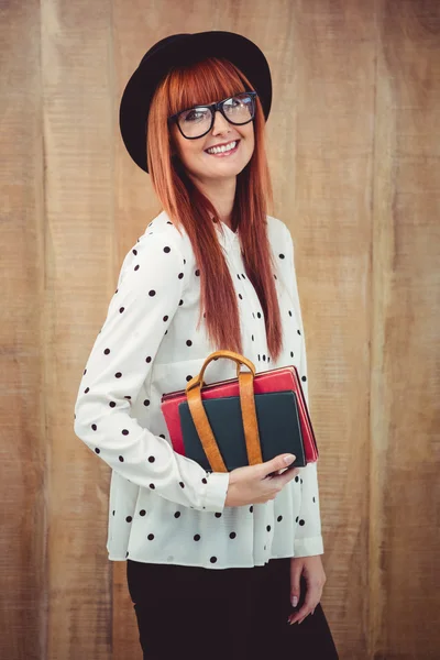 Donna hipster sorridente che tiene la cintura del libro — Foto Stock