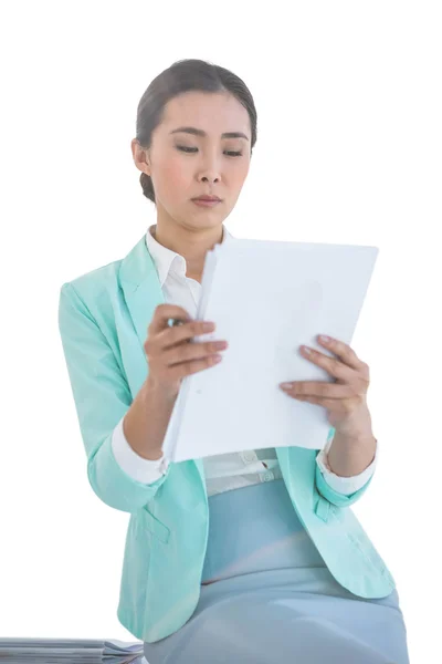 Mujer de negocios sonriente usando sus notas —  Fotos de Stock