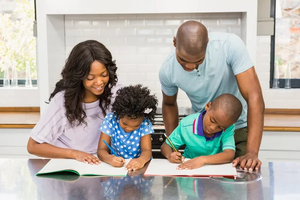 Padres ayudando a los niños a hacer la tarea — Foto de Stock