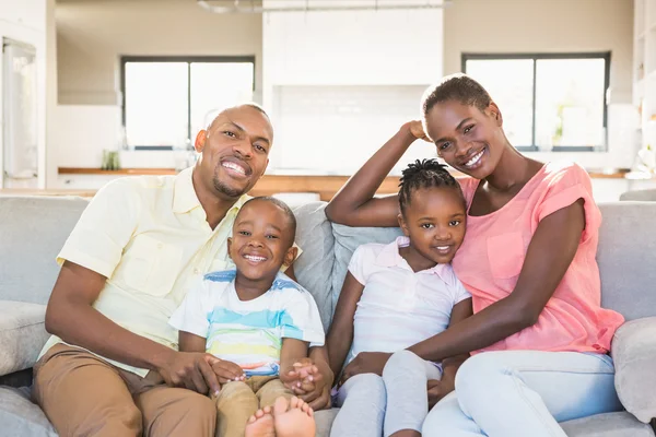 Portrait d'une famille de quatre personnes regardant la télévision — Photo