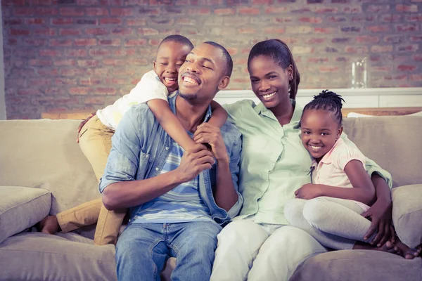 Lycklig familj avkopplande på soffan — Stockfoto
