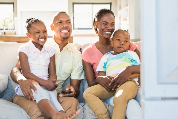 Tv izlerken dört kişilik bir aile portresi — Stok fotoğraf