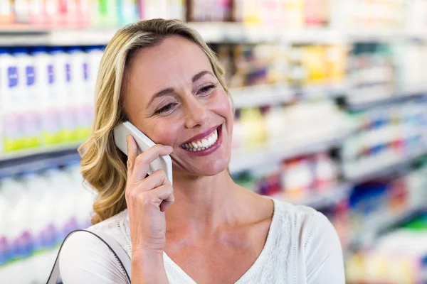 Sonriente mujer rubia teniendo un teléfono de llamada — Foto de Stock