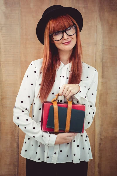 Sonriente mujer hipster sosteniendo el cinturón del libro — Foto de Stock