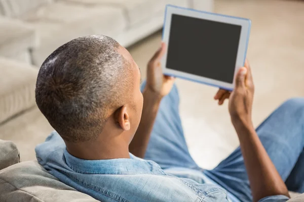 Schouder weergave van casual man met behulp van Tablet PC — Stockfoto