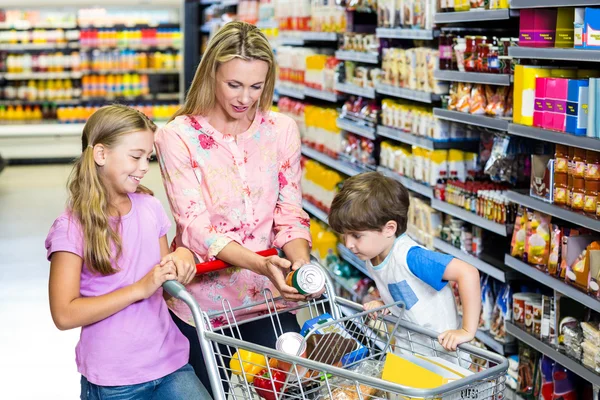 Anya és a gyerekek a szupermarketben — Stock Fotó