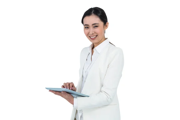 Mujer de negocios sonriente usando su tableta —  Fotos de Stock