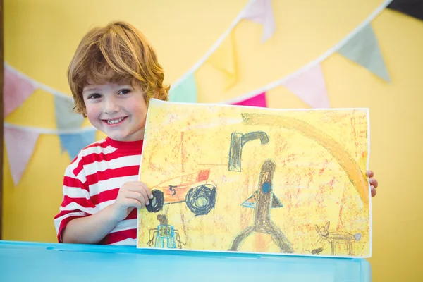 Ler barn håller upp sin färdiga målningen — Stockfoto