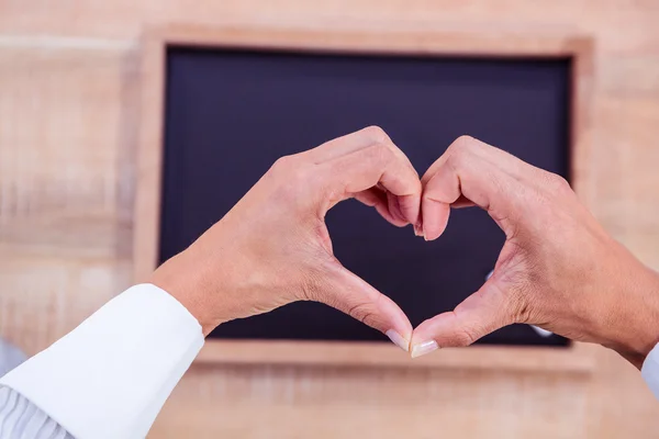 Manos haciendo forma de corazón — Foto de Stock