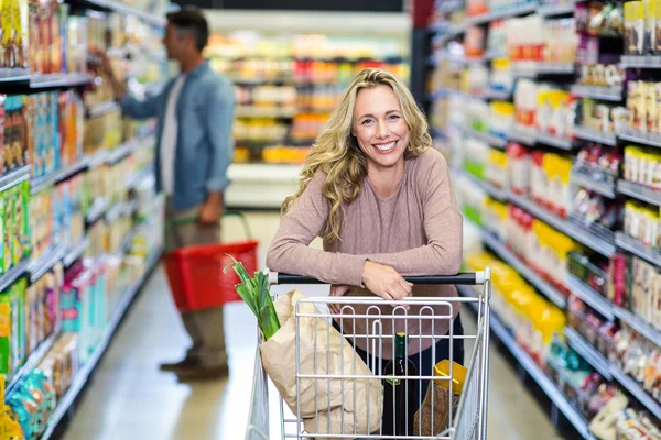 Jovem sorrindo mãe fazendo compras — Fotografia de Stock