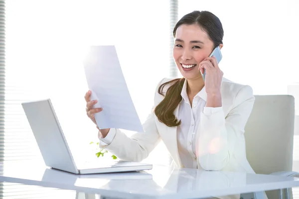 Χαμογελώντας επιχειρηματίας με τηλεφωνώντας στο έγγραφο — Φωτογραφία Αρχείου
