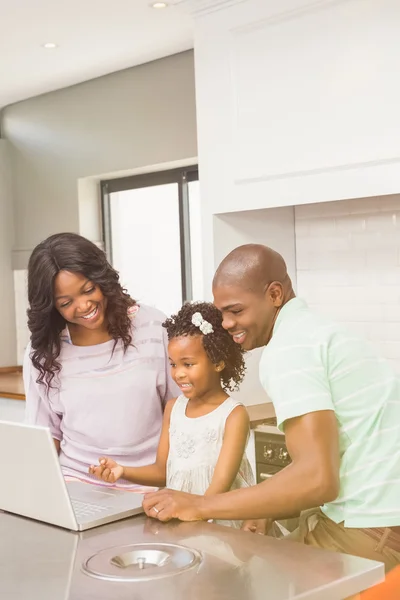 Met behulp van laptop en gelukkige familie — Stockfoto