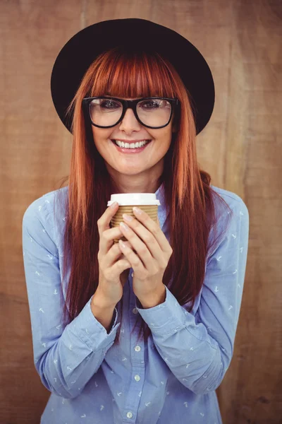 Χαμογελώντας hipster γυναίκα πίνοντας καφέ — Φωτογραφία Αρχείου