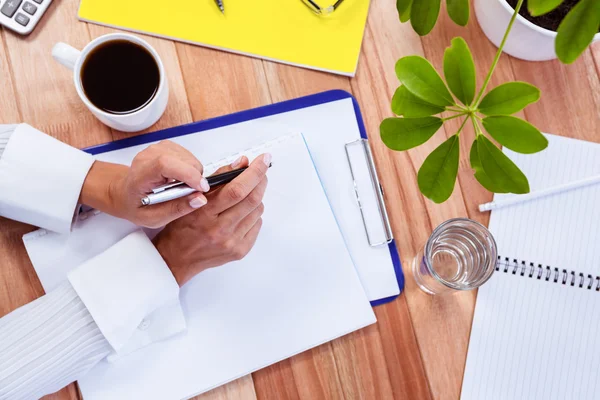 Teil der Hände, die Notizen machen — Stockfoto