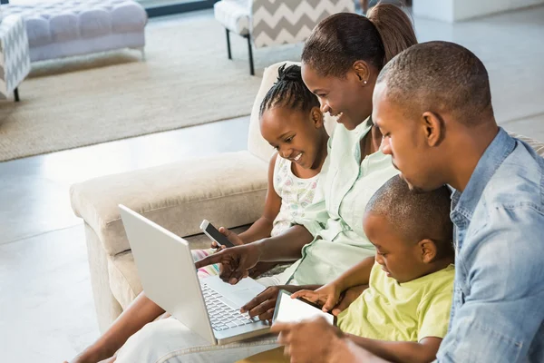 Glückliche Familie, die gemeinsam Technologie nutzt — Stockfoto