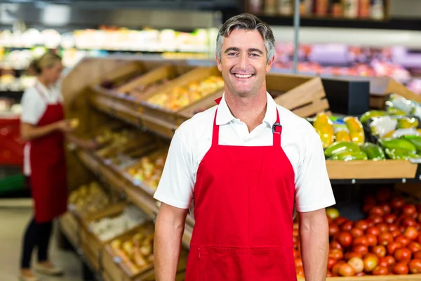 Ritratto di uomo sorridente con grembiule — Foto Stock